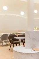 부드러운 곡선미가 흐르는 미니멀 카페 공간